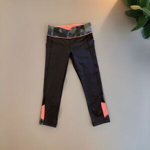 Lululemon Size 6 Black & Pink Cropped Active Wear Pants